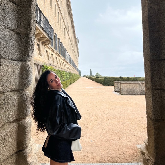 Meet your Posher, Gabriella - Picture 1 of 1